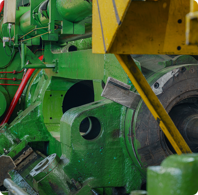 nfm-europe-manufacturing-extrusion-worker